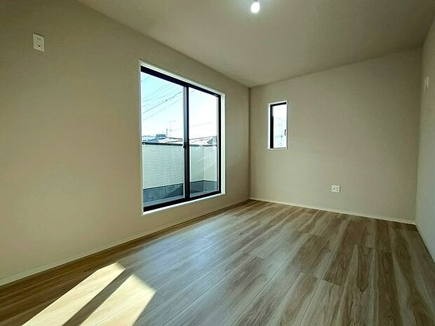 広々バルコニーから、たっぷり太陽の恵みが得られます。