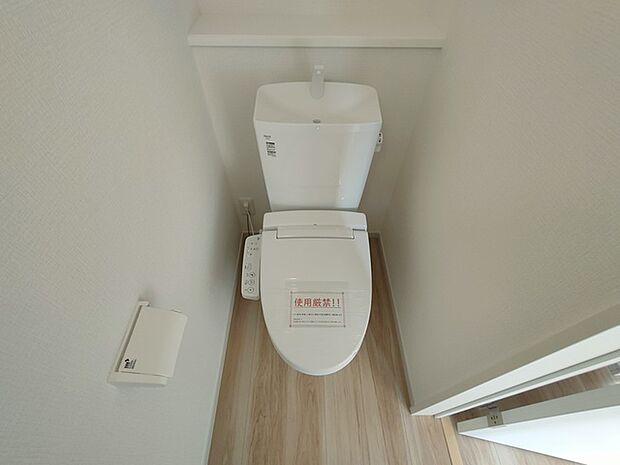 もちろんウォシュレット機能付き。憩いの場としてひそかに注目度の高いお手洗いにもご注目ください。 