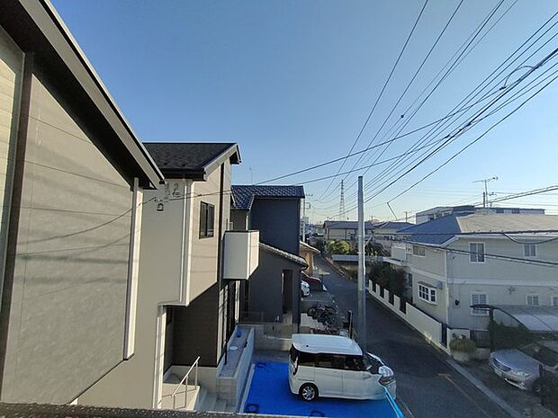 前面の住まいとの距離感があるから、圧迫感を感じません。