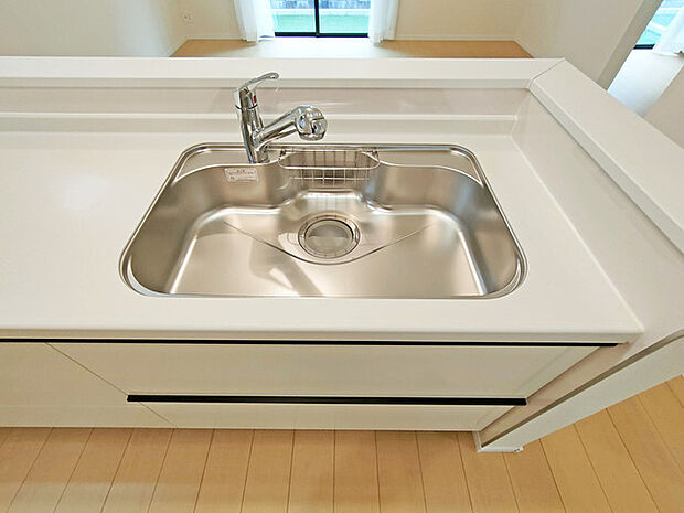 キッチンにも清潔感を追求。白亜の台所でお料理を存分に楽しんでください。 