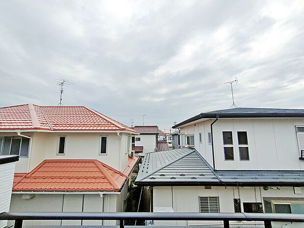 あたり一帯に住宅が広がる立地、低層住居専用地域ならでは。 