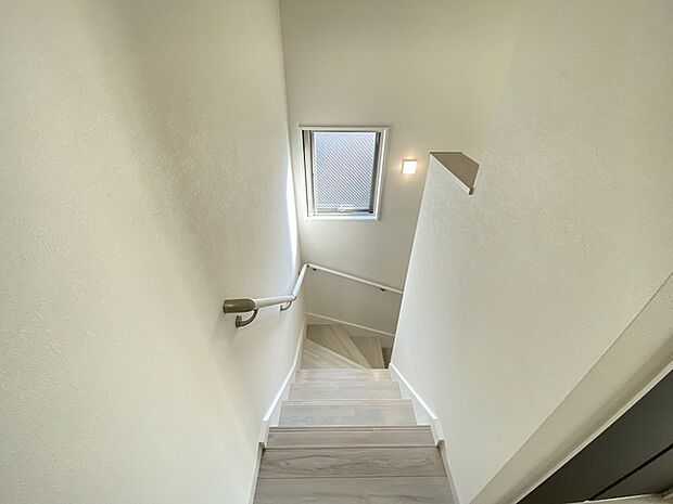 階段には手すりがついています