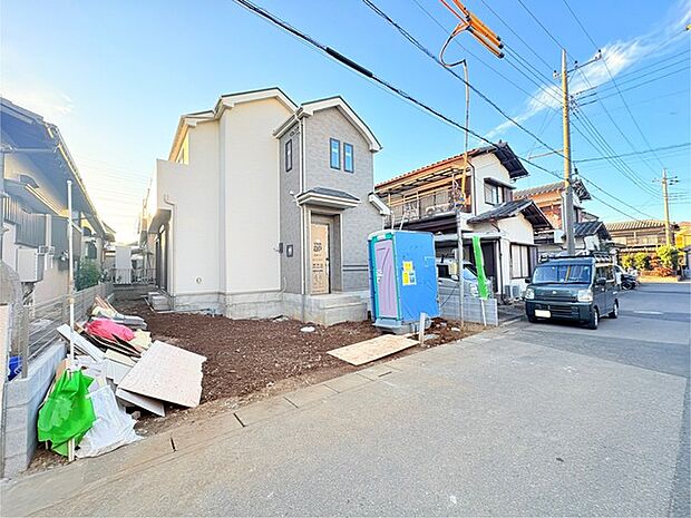 住民の方が主に利用する交通量少なめの道路に面してます。