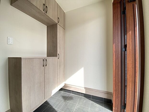 玄関がいつも片づく大容量シューズボックス。 