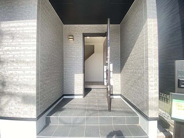 この扉を開けると、新築の木の匂いが待ってます。 