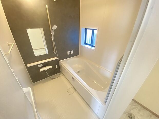 広々1坪タイプのゆったり浴室ユニット。防カビ・抗菌素材なのもうれしい。 