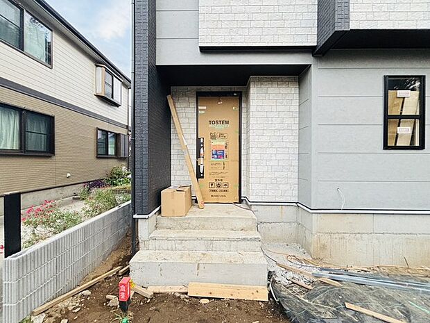 ポーチのついた新築分譲物件。玄関の印象はいかがでしょうか?入口からご覧ください。