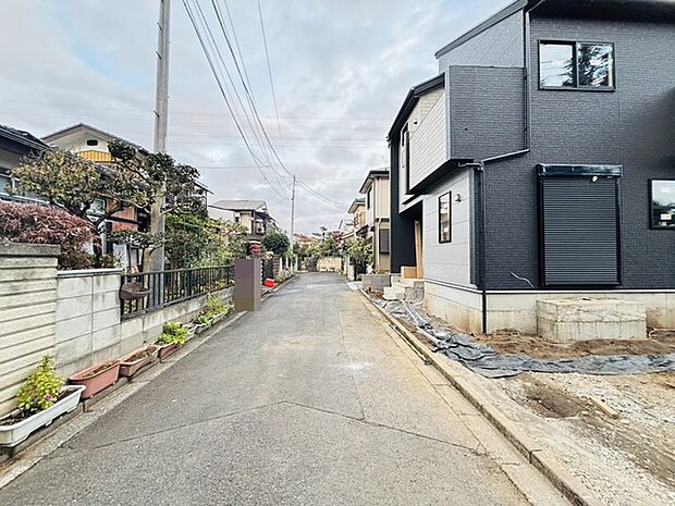 車通りの少ない閑静な住宅地、のびのびした子育てに適します。