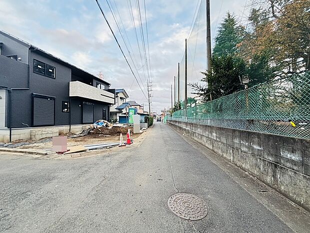 前面道路は歩道も整備され、小さなお子様にも安心です。