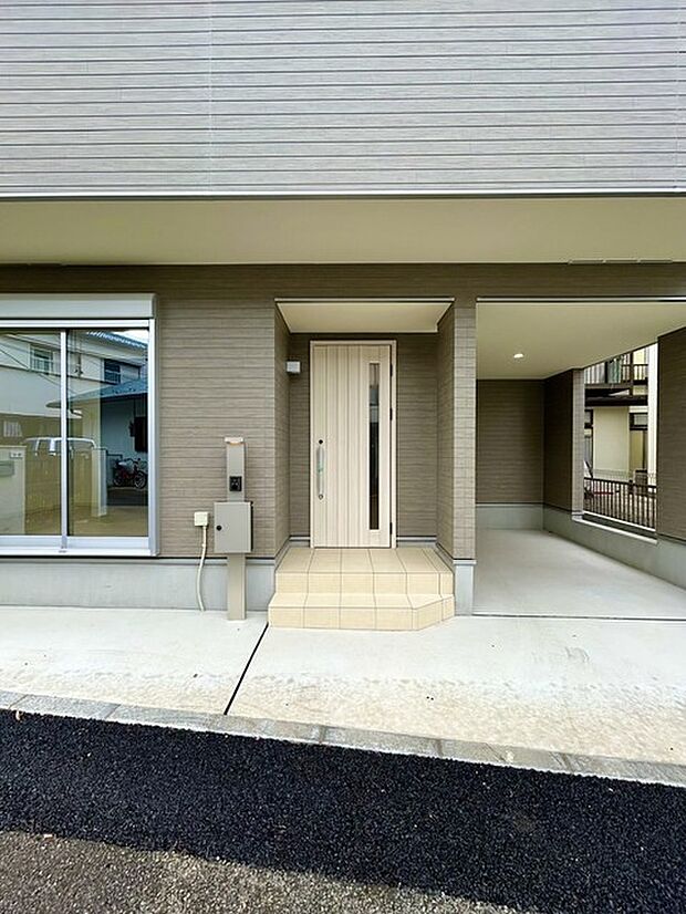 この扉を開けると、新築の木の匂いが待ってます。