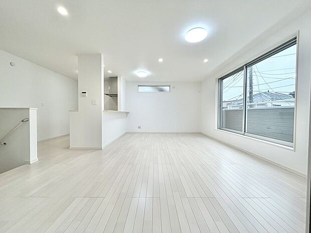 ご家族みんながゆったりくつろげる広々リビング。