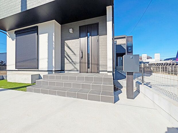 ポーチのついた新築分譲物件。玄関の印象はいかがでしょうか？入口からご覧ください。 