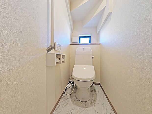 今や時代はバリアフリーの時代。お手洗いにもしっかり手すりがある配慮が嬉しい。