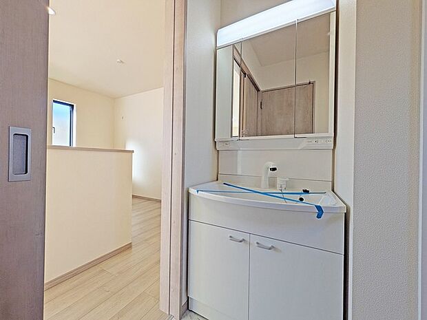 お出かけ前の身だしなみに一歩差がつく三面鏡。