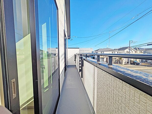 らくらくお洗濯を助ける広いバルコニー。