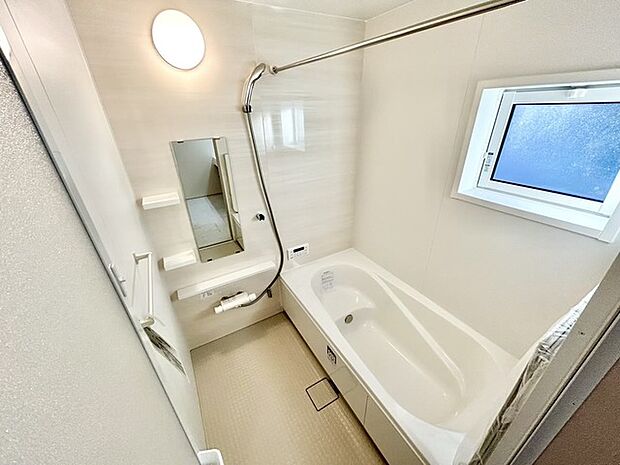 一日の疲れを癒す浴室は、広々1坪以上。 