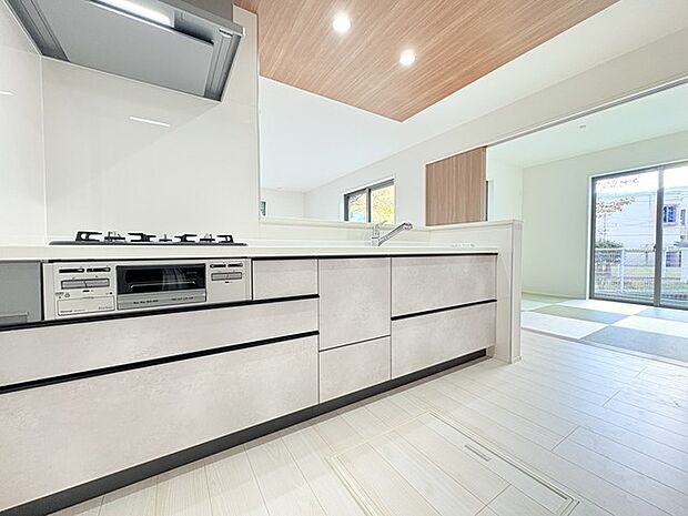 リビングと一体のように使える和室。キッチンからもよく見えます。