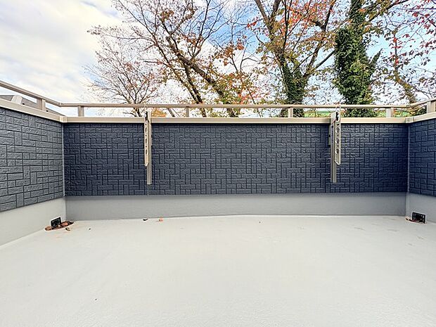 らくらくお洗濯を助ける広いバルコニー。