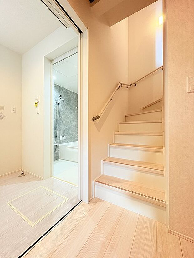 階段には手すりがついています