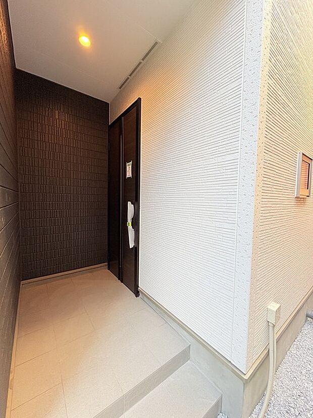 ポーチのついた新築分譲物件。玄関の印象はいかがでしょうか?入口からご覧ください。