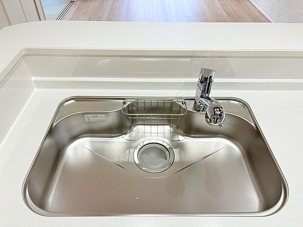 清潔なシンク周りはキッチンに立つ人の心をウキウキさせます。ハンドシャワーでお掃除が楽になります。