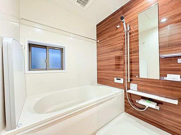 広々1坪タイプのゆったり浴室ユニット。防カビ・抗菌素材なのもうれしい。