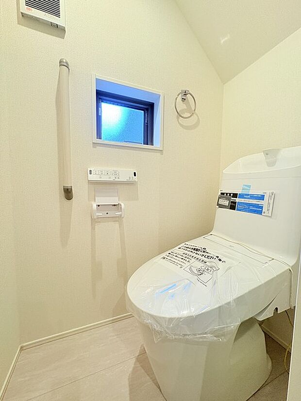 お掃除らくらく。便座脇の操作盤をなくした、リモコンタイプのお手洗い。