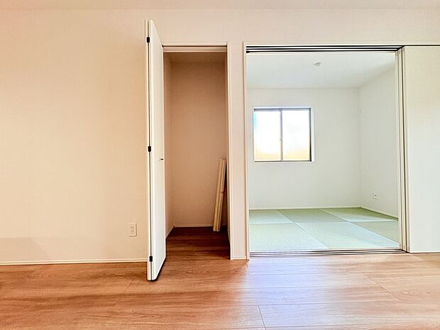 何かとものがあふれやすいリビングに、ちょっと一工夫。うれしい収納空間。