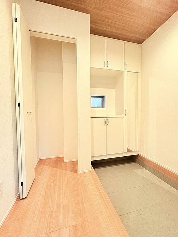 廊下や玄関の共用部には、こんな収納があるととっても便利です。