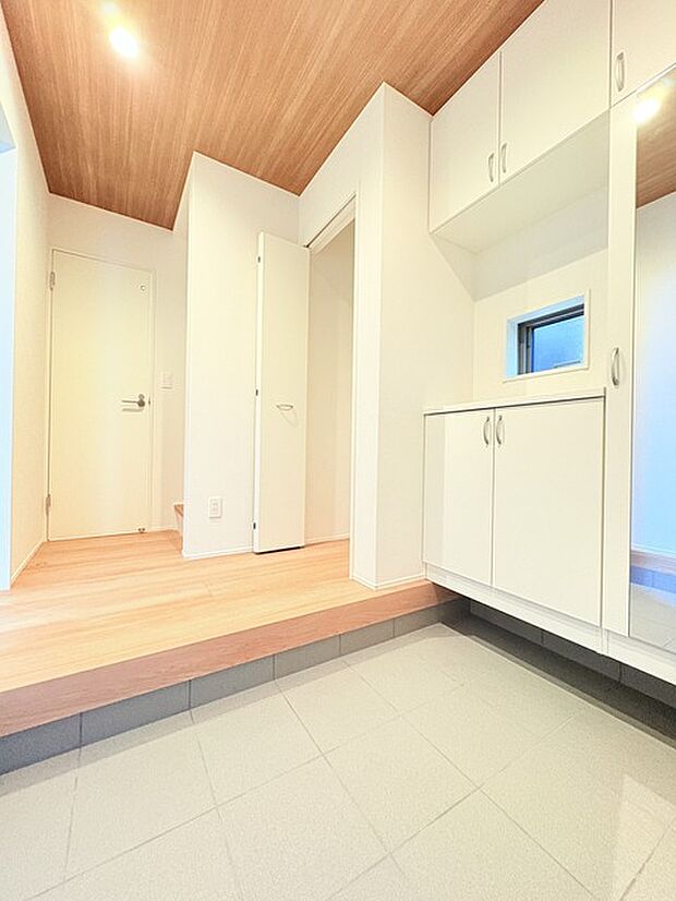 誰も住んだことのない家の玄関スペース。あたらしい木のにおいを感じていただけると思います。