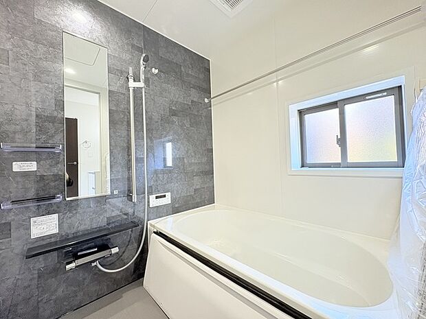 広々1坪タイプのゆったり浴室ユニット。防カビ・抗菌素材なのもうれしい。