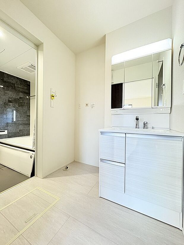 お出かけ前の身だしなみに一歩差がつく三面鏡。