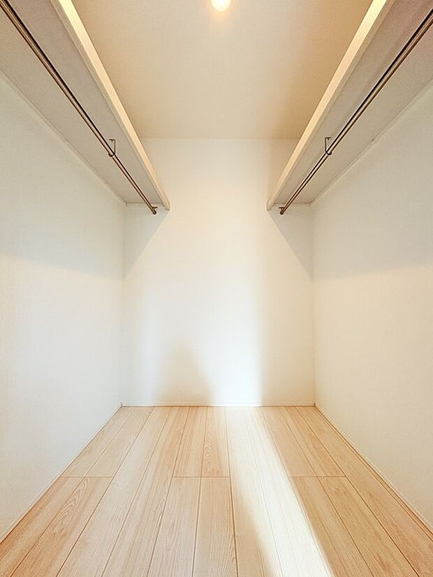 収納力と使い勝手がうれしいウォークインクローゼットがあります 