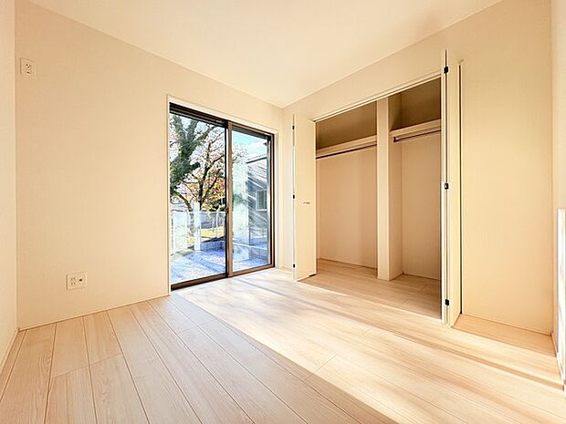 新築の木の匂いのする室内。写真では伝わらないので、ぜひ現地でお確かめください。