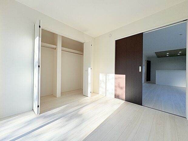 大きな窓から明るい日差しが差し込みます