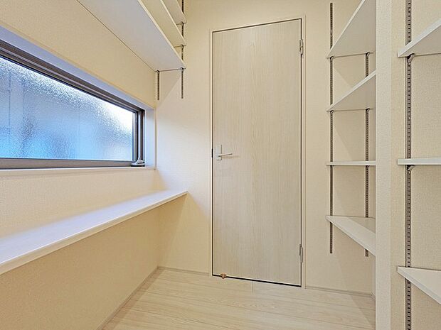 キッチンの脇に、この収納があるだけで、キッチン動線が変わりますね。 