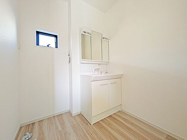 お出かけ前の身だしなみに一歩差がつく三面鏡。 