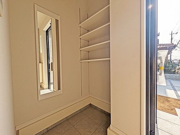 玄関横にシューズインクローク付き、雨具や三輪車を置いても余裕の広さ。 