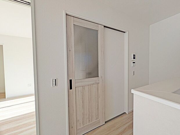 曇りガラスでお洒落なリビングのドア