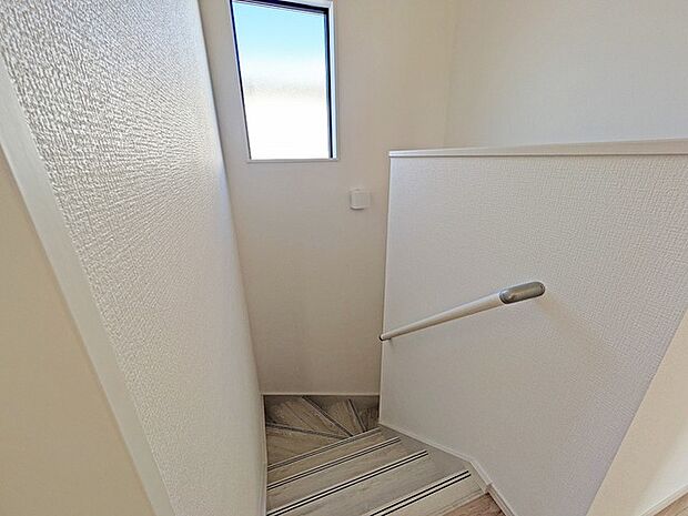 階段には手すりがついています 