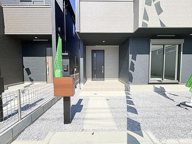 新築の玄関扉。きっと今のお家より重厚感が違います。