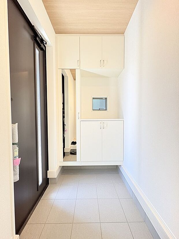 玄関がいつも片づく大容量シューズボックス。 