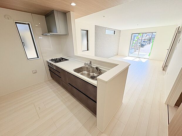 リビングで遊ぶお子様を見守りながらお料理ができる、対面キッチン。