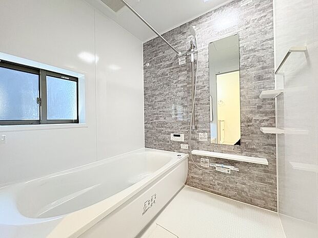 浴室は湿気がたまりやすく、換気扇だけでは心配。。。窓をあければお風呂がカラっと乾きます。 