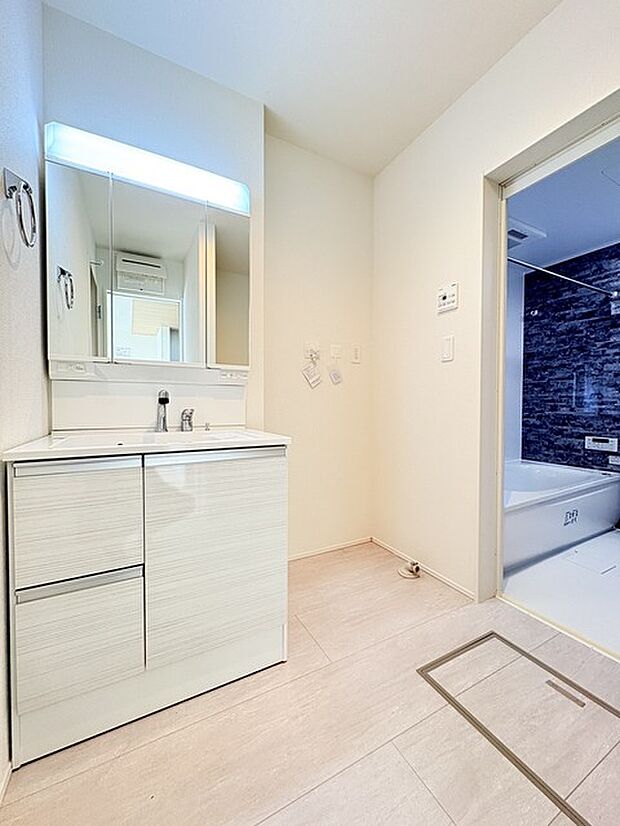 お出かけ前の身だしなみに一歩差がつく三面鏡。 