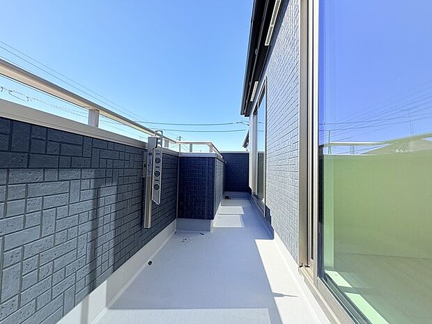 ゆとりの広さを確保したバルコニー。お布団を干すのも、この広さならラクラク。 