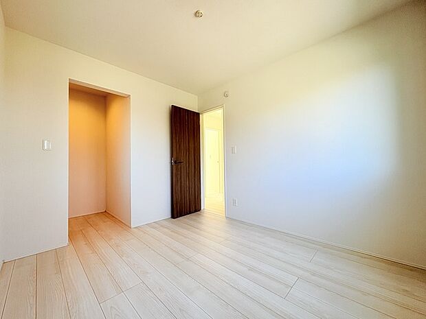 新築の木の匂いのする室内。写真では伝わらないので、ぜひ現地でお確かめください。 