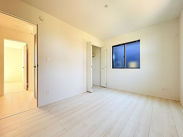 室内空間は明るい色合いで統一しています。 