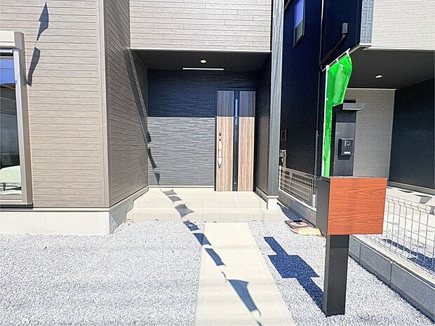 この扉を開けると、新築の木の匂いが待ってます。