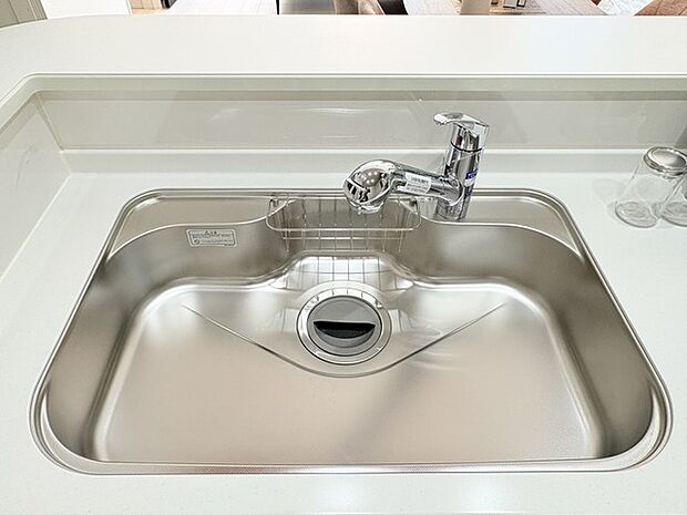 気になる位置の汚れもこの蛇口ならいつも清潔にさっと流せます。 